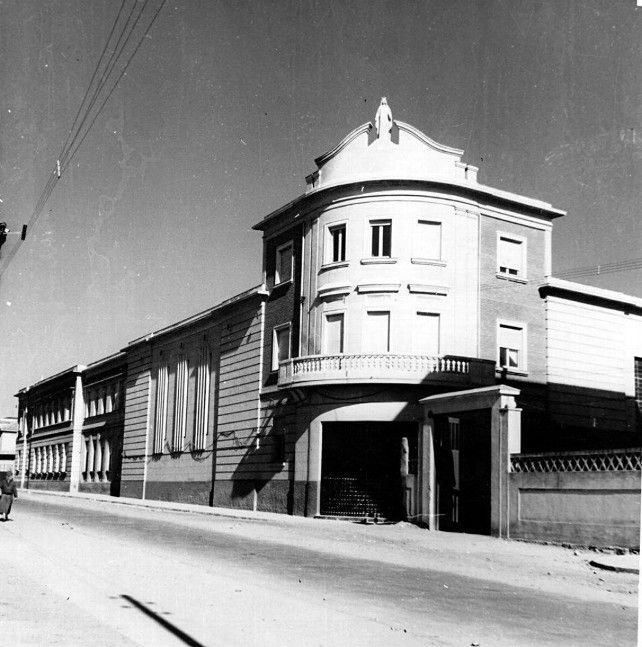 Frente al antiguo Colegio La Milagrosa -hoy Leonés- en la calle Corredera estaba la fábrica de Hobares donde nació y se embotellaba 'Butano', además de las famosas y enormes barras de hielo para las fresqueras de la hostelería leonesa.