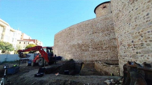Los trabajos arqueológicos en la Era del Moro incluyen a la Muralla del Castillo. // Uribe