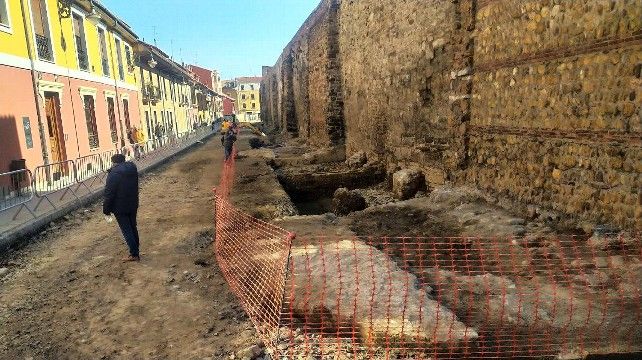 Los cimientos de los cubos derribados en la calle Carreras han salido a la luz. // Uribe