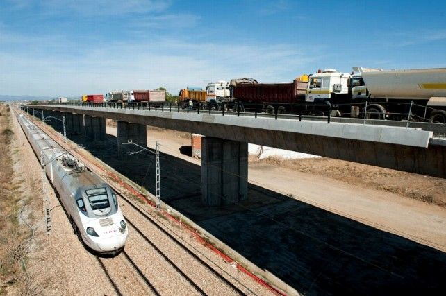 Prueba de carga del viaducto de Torneros, entre Palanquinos y Onzonilla, con camiones arriba y el tren abajo.