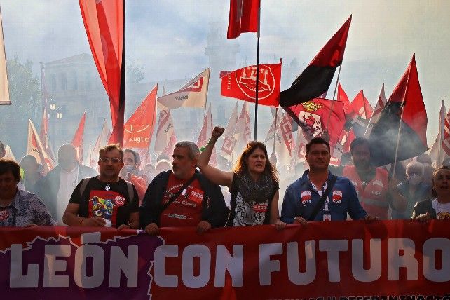 Todos los sindicatos juntos en la pancarta de cabecera del 12M. // Peio García / ICAL