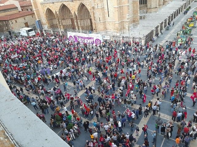 Final de la manifestación junto a la Catedral de León.