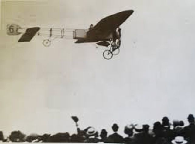 Un avión Bleriot XI volando en una exhibición aérea de 1911.