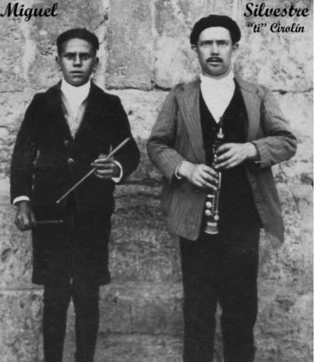 Silvestre y Miguel Majo con sus instrumentos.