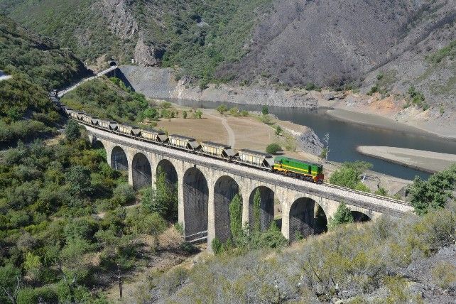 Puente del ferrocarril minero Ponferrada-Villablino sobre el Sil entre las localidades de Congosto y Santa Marina del Sil. // David Zamorano