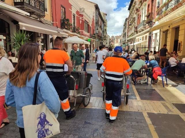 Operarios municipales de limpieza en la Calle Ancha de León.