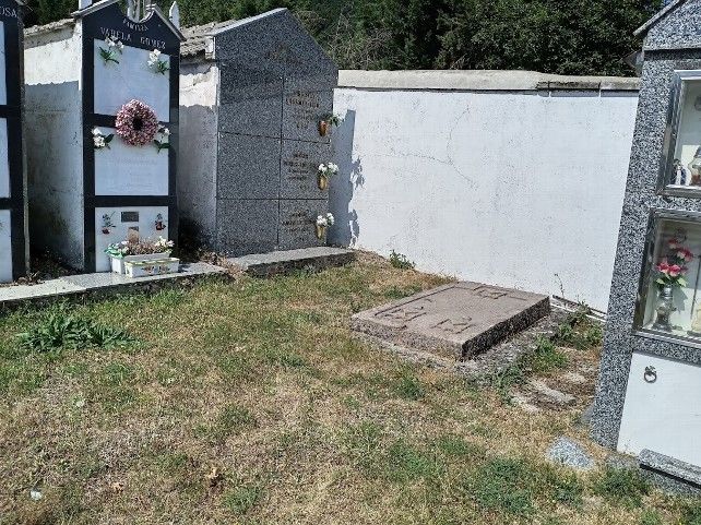 Cementerio de Villablino con la lápida de los hermanos Alvarado