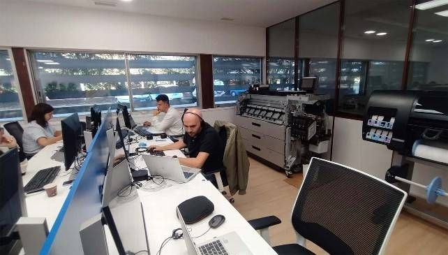 La oficina con los ingenieros de HP 'cacharreando' las impresoras. // Uribe
