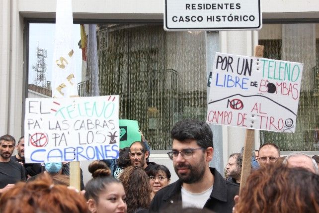 Pancartas alusivas a la protesta. / C.J. Domínguez