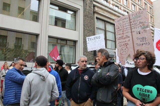 Representantes sindicales de UGT y CCOO en León se unieron a la protesta. / C.J. Domínguez