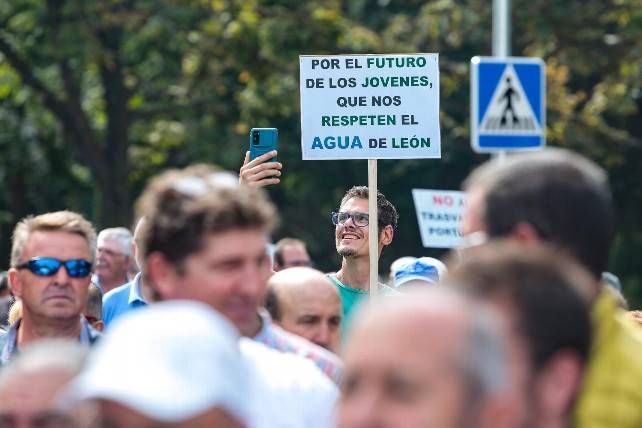 Tractorada de protesta este lunes en León. // Campillo / ICAL